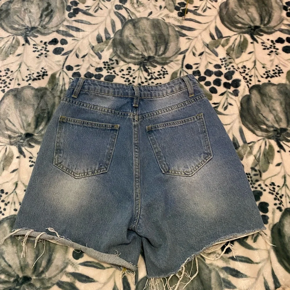 NWOT high waist light wash distressed style denim cutoff jean shorts - size XS - Picture 6 of 10